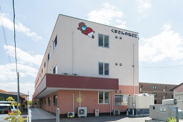 明るい外観の建物