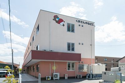 明るい外観の建物