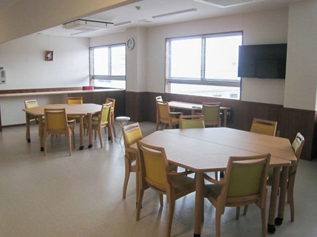 共有ダイニングの風景 ダイニングルーム 自然光が差し込むダイニングルームです。円卓を囲み、食事や会話を楽しむことができます。