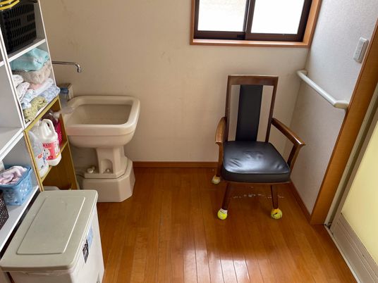 木の椅子と手洗い場のある部屋
