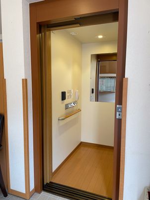 静かなエレベーター