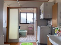 浴室と洗濯機がある場所