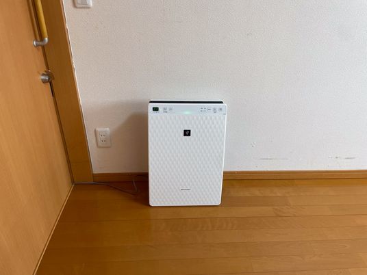 壁際の空気清浄機