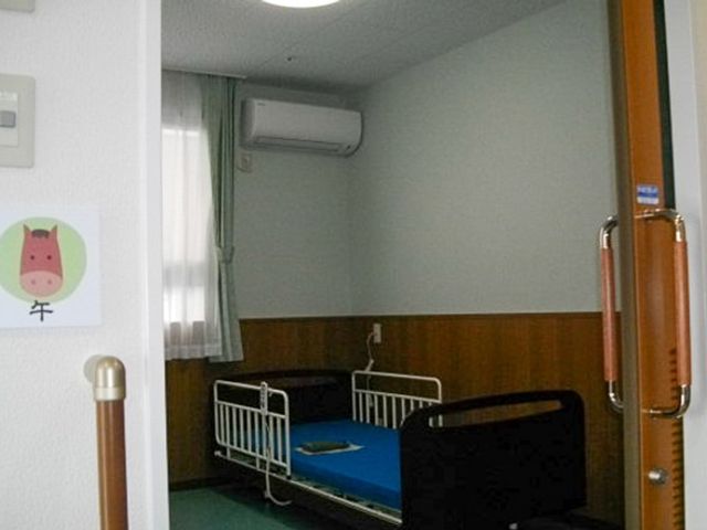 居心地の良い居室 居室 落ち着いた色合いの個室です。手すりが設置されており、安全にご利用いただけます。