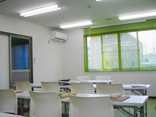 明るい空間の機能訓練室 機能訓練室 広々とした明るい機能訓練室です。リハビリテーション等、健康維持に役立つ施設が整っています。