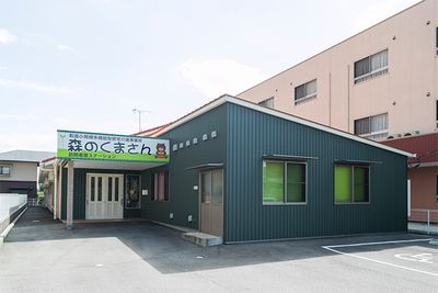 緑の壁の明るい建物