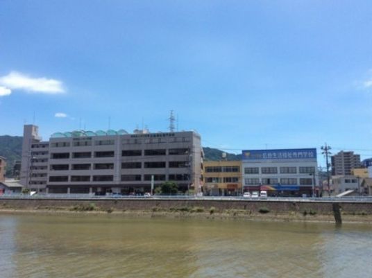 川沿いの施設外観  
