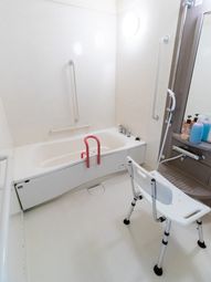 手すり付きの浴室