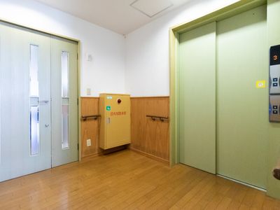 廊下とエレベーターの空間