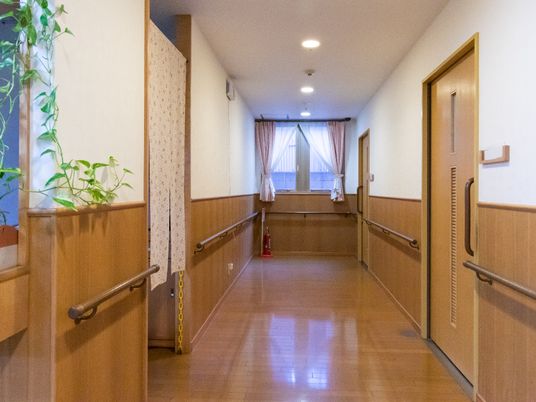 手すり付きの安全な廊下