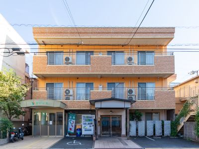 橙色の外壁が印象的な建物