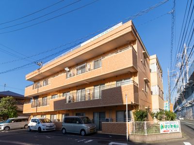 明るい日差しの外観