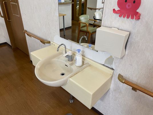 木製床の洗面台
