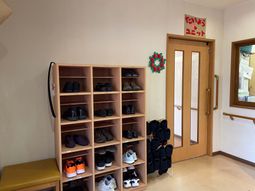 入り口のある廊下