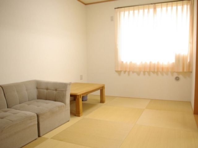 清潔感ある和室の居室 居室 和のテイストを生かした居室で、清掃や整理整頓がしやすいシンプルな構造です。快適な環境作りをサポートしてください。