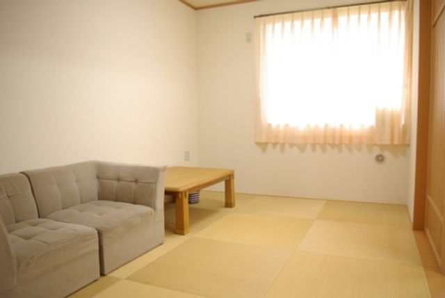 清潔感ある和室の居室 居室 和のテイストを生かした居室で、清掃や整理整頓がしやすいシンプルな構造です。快適な環境作りをサポートしてください。