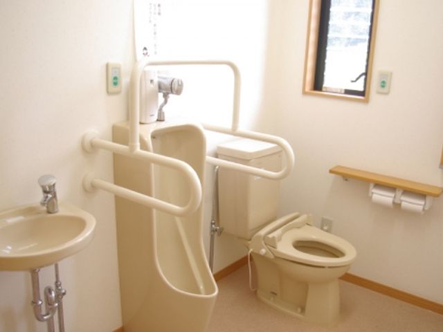 手すり付き清潔なトイレ トイレ 清潔で広々としたトイレの清掃・点検をお任せします。利用者の快適な生活を支えるやりがいのある仕事です。