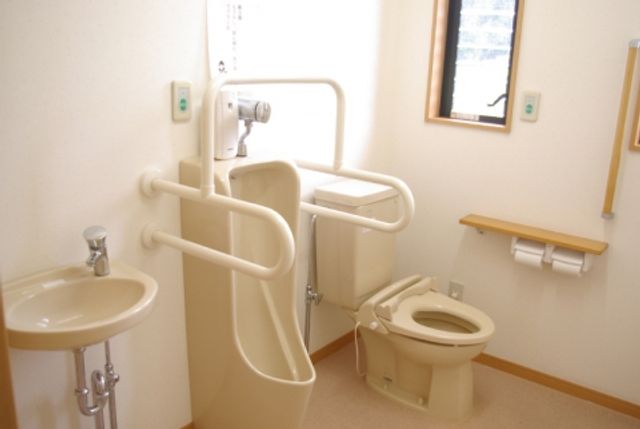 手すり付き清潔なトイレ トイレ 清潔で広々としたトイレの清掃・点検をお任せします。利用者の快適な生活を支えるやりがいのある仕事です。