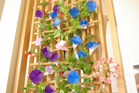 施設の明るい壁飾り