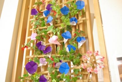 施設の明るい壁飾り