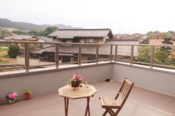 静かな環境の屋外テラス