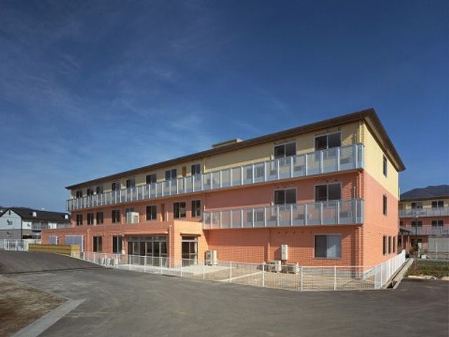 オレンジ色の外壁の建物 外観 オレンジ色が印象的なこの建物は、明るい外観を持ち合わせており、気持ちの良い一日の始まりを迎えられそうです。