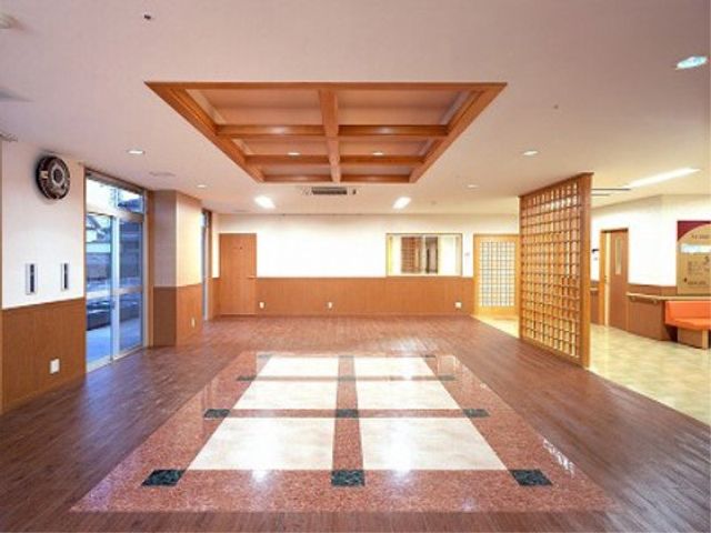 広々とした明るいエントランス エントランス ゆったりとした空間が迎えるエントランスは、温かみのある木目調で落ち着いた雰囲気です。ゆとりを感じさせる造りで、訪れる方を穏やかにお迎えします。