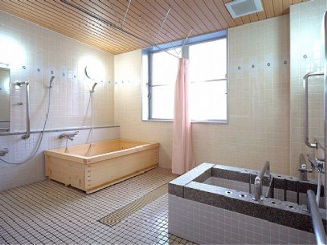 清潔な浴室の一角 浴室 広々とした浴室は清潔感があり、安らぎのひとときを提供します。手すりや座浴設備も整っており、快適にご利用いただけます。