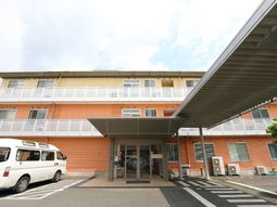 オレンジ色の建物エントランス