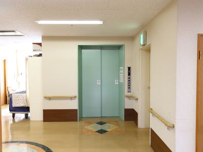 清潔な廊下とエレベーター