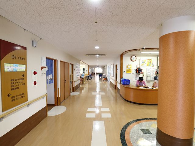 広々とした明るい廊下 廊下 配色が心地良く落ち着いた雰囲気の廊下で、スタッフが業務に集中しています。