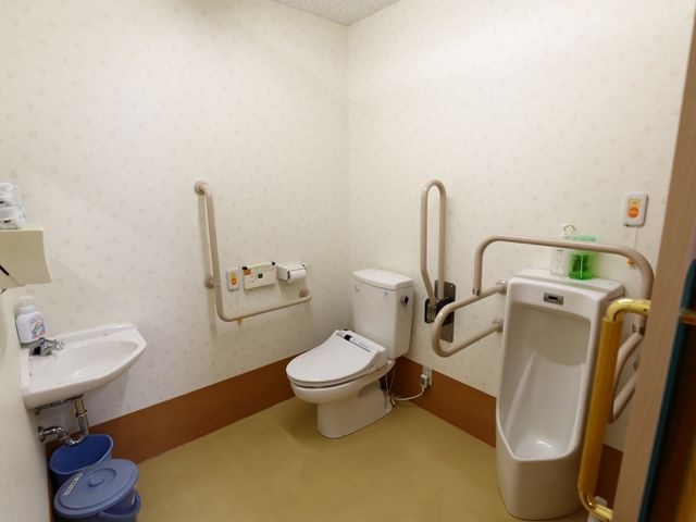 バリアフリーの洗面トイレ トイレ 手すり付きで安心のトイレ空間です。清潔感のある環境を保っています。