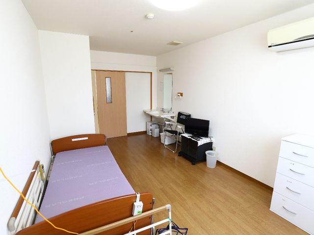 居心地の良い居室空間 個人部屋 ゆったりした居室で、日々の快適な暮らしをサポートします。明るく清潔感のある空間が特徴です。