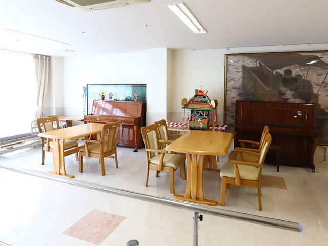 共用スペースの明るい一角 共有スペース ゆったりとした食事エリアには、窓辺の光が心地よく差し込んでいます。木の温もりが感じられる空間です。