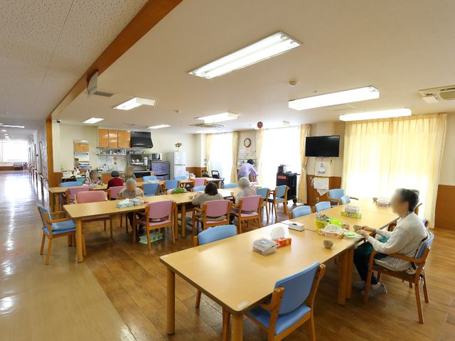 共有の明るい空間 食堂 ゆったりとした食事スペースで、利用者がくつろぎながら食事を取っています。