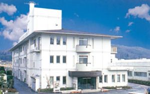 白い建物の外観