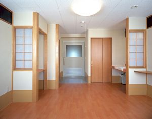 和の装飾が施された居室
