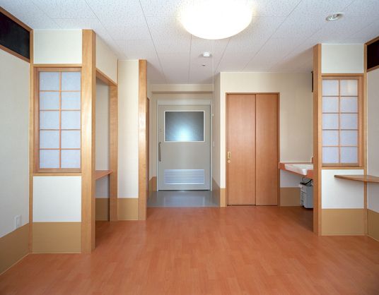 和の装飾が施された居室