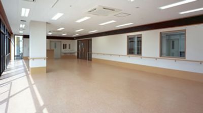広々とした空間のラウンジ