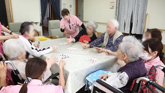 テーブルを囲む人々
