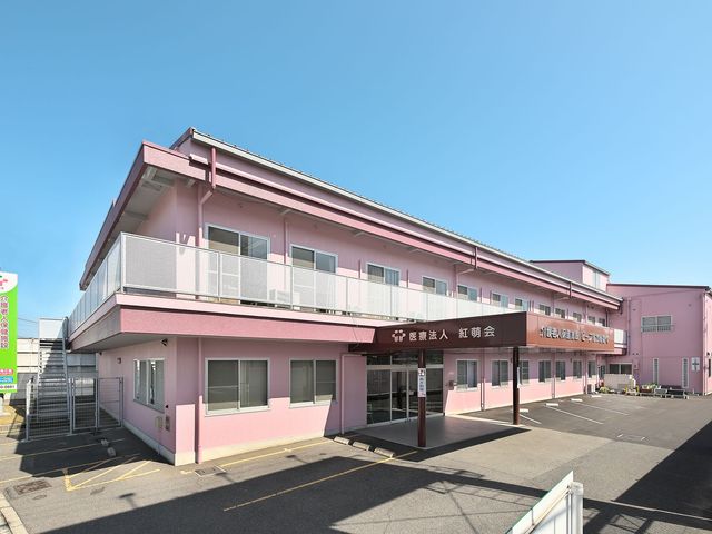 広々とした建物の外観 外観 ピンクを基調とした施設の外観は、温かみが感じられます。開放的な雰囲気が魅力です。