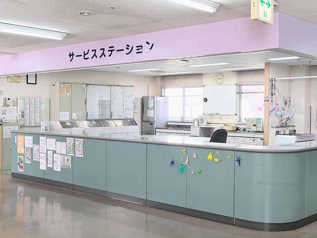 静かなサービスステーション フロント スタッフの気配りが感じられる静かなスペースです。情報共有の中心となるエリアが整っています。