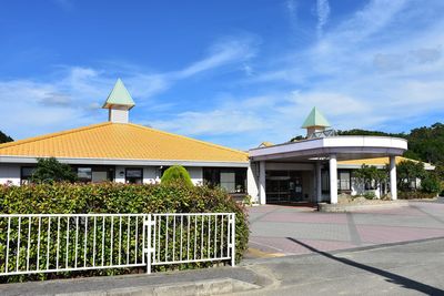 広々とした施設の外観