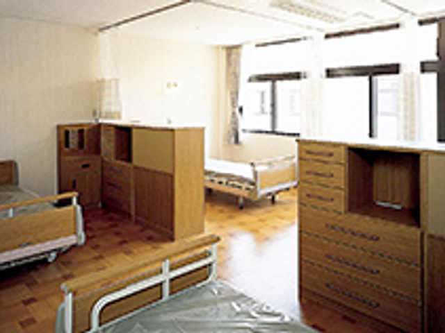 広々とした居室 居室 自然光がたっぷり入る明るい空間で、快適に過ごせます。家具も機能的で便利です。