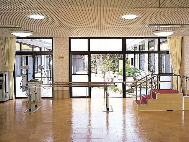 運動エリア 機能訓練室 自然光が差し込む広々とした空間で、リハビリ器具が充実しています。快適に身体を動かせます。