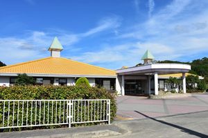青空の広場と建物