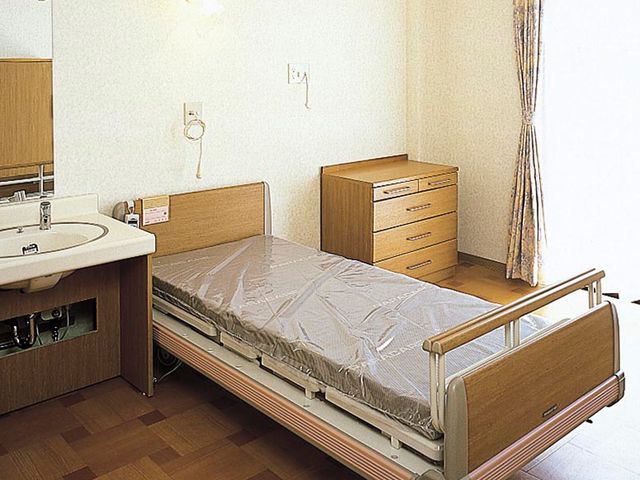 静かで明るい居室 居室 広々とした居室は、自然光が差し込み、快適に過ごせる環境が整っています。