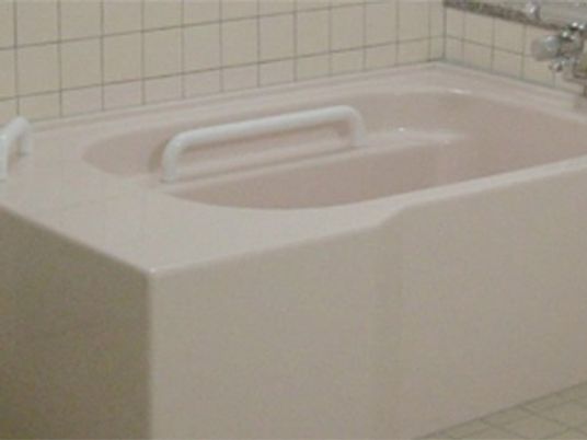 手すり付きの浴槽