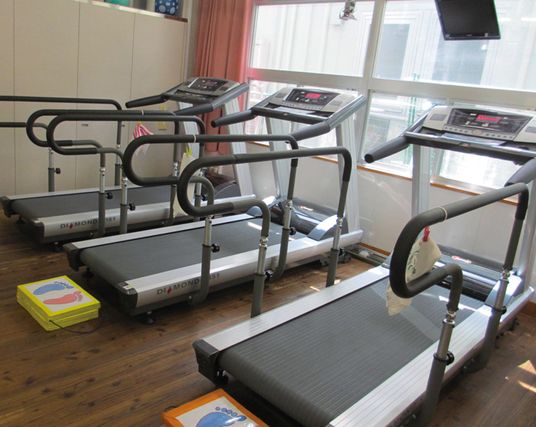 トレーニング器具のある室内
