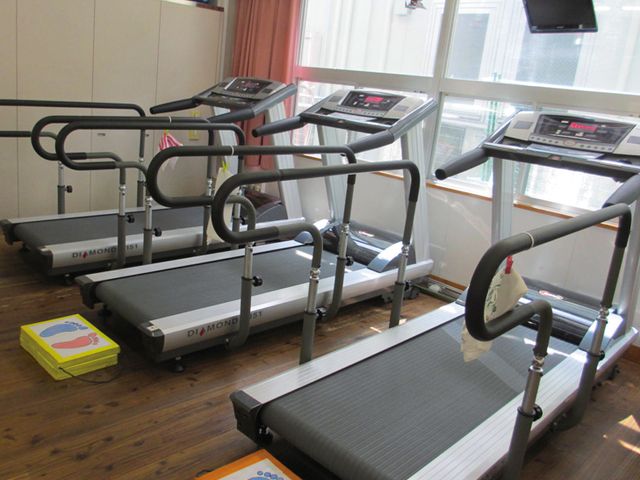 トレーニング器具のある室内 ジム 自然光が心地よい室内で、運動しやすい環境が整えられています。リフレッシュに最適です。